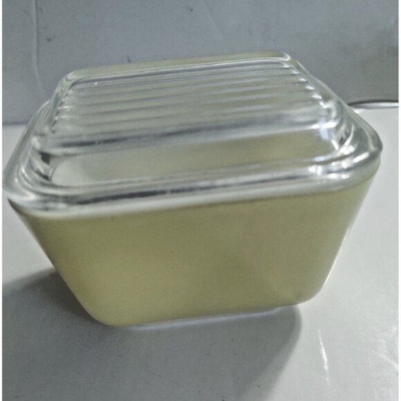 Collectible Pyrex Lidded Yellow Refrigerator Dish 501 1 1/2 cup - Picture 1 of 12